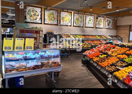 Ransbach-Baumbach Themenfoto: Konsum, Versorgung, Nahrungsmittel, Supermarkt, Einkauf, Versorgung, Lebensmittel, 14.12.2023 Fruchtabteilung in einem EDEKA-Supermarkt Themenfoto: Konsum, Versorgung, Nahrungsmittel, Versorgung, Supermarkt, Einkauf, Lebensmittel, 14.12.2023 *** Ransbach Baumbach Thema Fotokonsum, Versorgung, Lebensmittel, Supermarkt, Shopping, Versorgung, Lebensmittel, 14 12 2023 Obst Abteilung in einem EDEKA Supermarkt Thema Fotokonsum, Versorgung, Lebensmittel, Versorgung, Supermarkt, Shopping, Food, 14 12 2023 Copyright: xAugstx/xEibner-Pressefotox EP jat Stockfoto