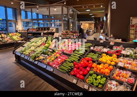 Ransbach-Baumbach Themenfoto: Konsum, Versorgung, Nahrungsmittel, Supermarkt, Einkauf, Versorgung, Lebensmittel, 14.12.2023 Frischgemueseabteilung in einem EDEKA-Supermarkt Themenfoto: Konsum, Versorgung, Nahrungsmittel, Versorgung, Supermarkt, Einkauf, Lebensmittel, 14.12.2023 *** Ransbach Baumbach Thema Fotokonsum, Versorgung, Lebensmittel, Supermarkt, Shopping, Versorgung, Lebensmittel, 14 12 2023 Abteilung für frisches Gemüse in einem EDEKA Supermarkt Thema Fotokonsum, Versorgung, Lebensmittel, Versorgung, Supermarkt, Shopping, Food, 14 12 2023 Copyright: xAugstx/xEibner-Pressefotox EP jat Stockfoto