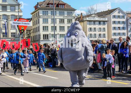 Zürich, Schweiz - 23. 2017. April: Sechselauten Parade. Sechselauten ist ein tradtioneller Frühlingsurlaub in der Stadt Zürich, um den Winter e zu feiern Stockfoto