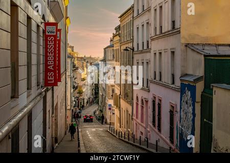 Am späten Nachmittag spiegelt sich die Wintersonne entlang der Rue Germain Pilon in Montmartre im 18. Arrondissement von Paris, Frankreich Stockfoto