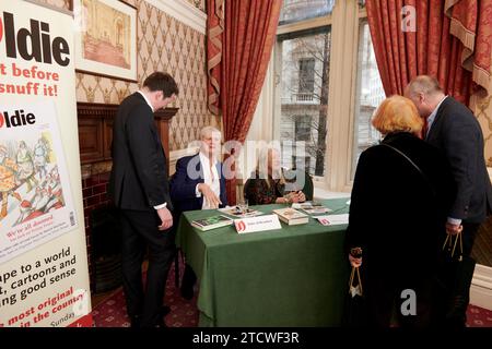 Mary Beard & Duke of Beaufort - Henry Somerset beim Oldie Literary Lunch 12-12-23 Stockfoto