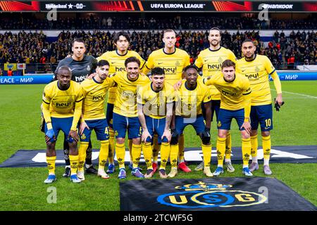 BRÜSSEL, BELGIEN - 14. DEZEMBER: Teamphoto mit Torhüter Anthony Moris von Union Saint-Gilloise, Kevin Mac Allister von Union Saint-Gilloise, Christian Burgess von Union Saint-Gilloise, Koki Machida von Union Saint-Gilloise, Alessio Castro-Montes von Union Saint-Gilloise, Jean Thierry Lazare Amani von Union Saint-Gilloise, Noah Sadiki von Union Saint-Gilloise, Union Saint-Gilloise, Union Saint-Gilloise, Loic Lapoussin von Union Saint-Gilloise, Mohammed Amoura von Union Saint-Gilloise, Gustaf Nilsson von Union Saint-Gilloise und Cameron Puertas von Union Saint-Gilloise während des Gruppenspiels der UEFA Europa League zwischen Royale Union Saint-Gillois Stockfoto