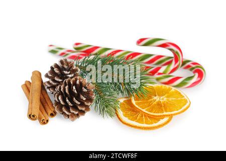 Weihnachtsbaumzweig, Tannenzapfen, Zimtstangen und getrocknete Orangen isoliert auf weißem Hintergrund. Festliche Komposition, Feiertag, Neujahr, Banner, hea Stockfoto