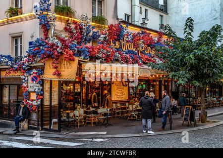 Die Außenterrasse des Le Vrai Paris, ein lebhaftes Bistro in der Rue Abbesses, Montmartre lin, dem 18. Arrondissement von Paris, Frankreich Stockfoto