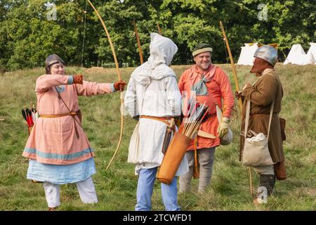 England, East Sussex, Battle, das jährliche Oktober Battle of Hastings Re-enactment Festival, Gruppe von Bogenschützen in mittelalterlichen Kostümen Stockfoto