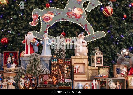 Wintermarkt mit vielen Spielzeugen, Schneemann, Nussknacker, Weihnachtsmann. Handgefertigte Weihnachtsdekoration und Weihnachtsdetails Stockfoto