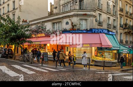 Dolce Pepone ein französisches Restaurant, Café an der Ecke Rue Lepic und Rue Abbessses nex zur Poissonnerie Pepeone in Montmartre, Paris, Frankreich Stockfoto