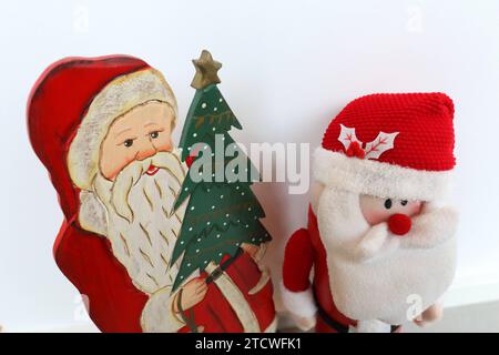 Kleine Weihnachtsmänner - Frohe Weihnachten - Weihnachten - Berlin, Deutschland, Deutschland, Deutschland, 11.12.2023 - Deko-Weihnachtsmänner läuten die Weihnachtszeit ein. *** Little Santas Merry Christmas Berlin, Deutschland, Deutschland, 11 12 2023 Dekorative Weihnachtsringe in der Weihnachtszeit Stockfoto