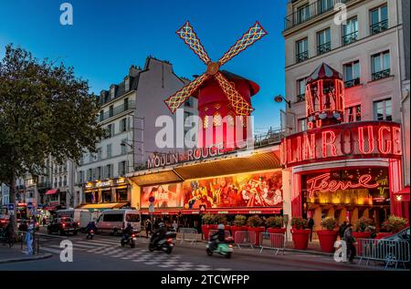 Moulin Rouge, ein weltberühmter Kabarettsaal in Montmartre, Paris, Frankreich Stockfoto