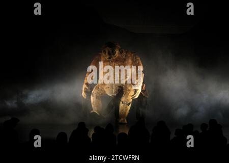 Bantul, Yogyakarta, Indonesien. Dezember 2023. Darsteller von Papermoon Puppet inszenierten eine Puppentheater-Performance mit dem Titel „Stream of Memory“ im Arts Laboratory des Indonesian Institute of the Arts (ISI) in Bantul. „Stream of Memory“ ist ein Werk, das Elemente aus Puppenspiel, Tanz, Videomapping, Musik und Beleuchtung kombiniert. das zeigt die Sorge des Papermoon Puppet Theatre für die Bande, die Menschen untereinander und mit der Natur haben. Inspiriert von den Gemeinden, die den Fluss ihr Zuhause nennen, feiert dieses Werk die lebenspendende Energie der Mensch-Natur-Verbindung. (Kredit-Imag Stockfoto