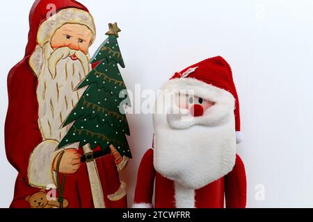 Kleine Weihnachtsmänner - Frohe Weihnachten - Weihnachten - Berlin, Deutschland, Deutschland, Deutschland, 11.12.2023 - Deko-Weihnachtsmänner läuten die Weihnachtszeit ein. *** Little Santas Merry Christmas Berlin, Deutschland, Deutschland, 11 12 2023 Dekorative Weihnachtsringe in der Weihnachtszeit Stockfoto