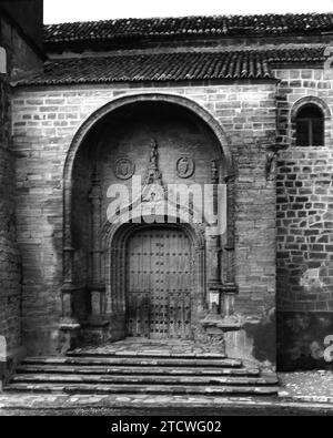 PORTADA DE LA IGLESIA DE LA NATIVIDAD - SIGLO XV - ARCO CONOPIAL - ESTILO GOTICO FLAMIGERO. LAGE: IGLESIA DE LA NATIVIDAD. CARRASCOSA DEL CAMPO. CUENCA. SPANIEN. Stockfoto