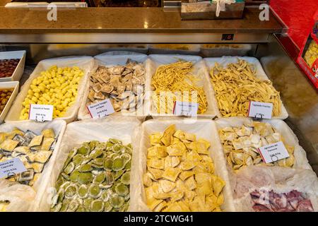 Frische, handgemachte Pasta im Delizius, einem italienischen Supermarkt in der Rue Mouffetard im 5. Arrondissement von Paris, Frankreich Stockfoto