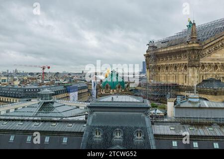 Paris, Frankreich, 2023. Panorama und Stadtlandschaft einschließlich Opéra Garnier, Tour Montparnasse, Tuileries Riesenrad und Zinkdächer von Paris Stockfoto