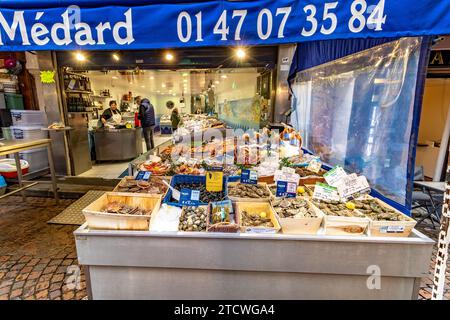 Poissonnerie Saint-Médard ist ein Fischhändler in der Rue Mouffetard im 5. Arrondissement von Paris Stockfoto