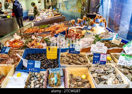 Poissonnerie Saint-Médard ist ein Fischhändler in der Rue Mouffetard im 5. Arrondissement von Paris Stockfoto