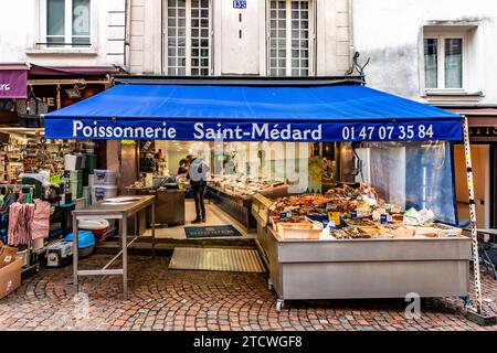 Poissonnerie Saint-Médard ist ein Fischhändler in der Rue Mouffetard im 5. Arrondissement von Paris Stockfoto