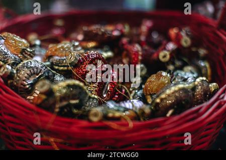 Roter Korb mit Weihnachtsspielzeug und Souvenirs Stockfoto