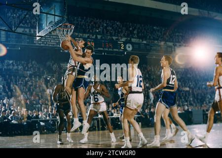 NEW YORK, NY - 3. NOVEMBER: Joe Graboski #9 von den Philadelphia Warriors kämpft um den Rückzug mit Mel Hutchins #10 der New York Knicks als Kenny Sears #12. Willie Naulls #6 von den Knicks und Walt Davis #12 und Woody Sauldsberry #14 von den Warriors schauen sich während ihres Spiels am 3. November 1957 im Madison Square Garden in New York an. (Foto von Hy Peskin) *** lokaler Bildtitel *** Joe Graboski;Mel Hutchins;Kenny Sears;Willie Naulls;Walt Davis;Woody Sauldsberry Stockfoto