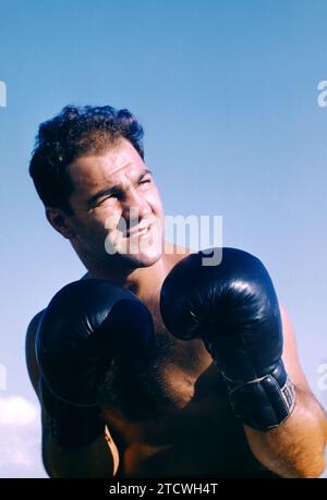 FERNDALE, NY – AUGUST 1955: Der US-amerikanische Boxer Rocky Marciano (1923–1969) posiert für ein Porträt während eines Trainings im Grossinger's Resort um den August 1955 in Ferndale, New York. (Foto von Hy Peskin) *** örtliche Unterschrift *** Rocky Marciano Stockfoto