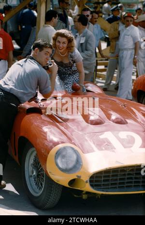 HAVANNA, KUBA – 24. FEBRUAR: Die mexikanische Filmschauspielerin Linda Christian (1923–2011) posiert für ein Porträt in Alfonso 'Marquis' de Portagos Ferrari 860S Monza vor dem Grand Prix von Kuba am 24. Februar 1957 in Havanna, Kuba. (Foto von Hy Peskin) *** örtliche Bildunterschrift *** Linda Christian Stockfoto
