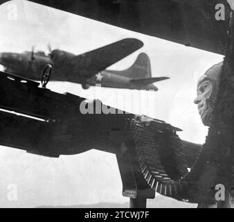 B-17 Fliegende Festung Hüftschützer der USAAF bei einem Überfall von Nordafrika nach Italien im Jahr 1943 vor der Invasion der Operation Husky Stockfoto