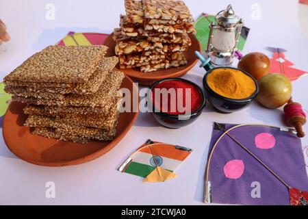 Erdnuss-Chikki oder Moongphali Chikki, bekannt als Erdnuss-Jaggery-brittles oder Cracker, die im Winter in Indien und Pakistan hergestellt werden Stockfoto