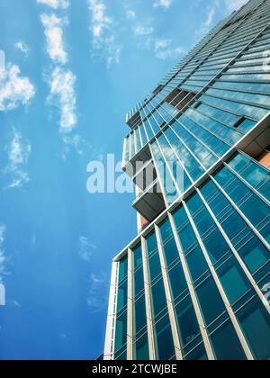 Niedrigwinkelaufnahme in der modernen Skyline von San Francisco in der Innenstadt. Stockfoto