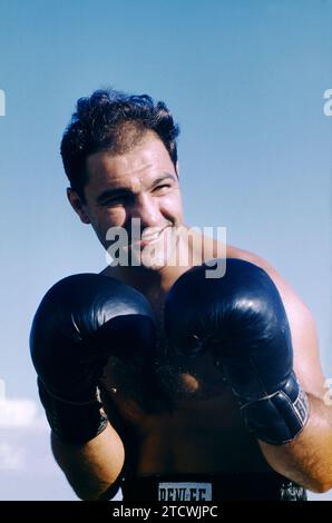 FERNDALE, NY – 8. AUGUST: Der US-amerikanische Boxer Rocky Marciano (1923–1969) posiert für ein Porträt während des Trainings im Grossinger's Resort am 8. August 1955 in Ferndale, New York. (Foto von Hy Peskin) *** örtliche Unterschrift *** Rocky Marciano Stockfoto