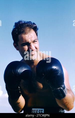 FERNDALE, NY – 8. AUGUST: Der US-amerikanische Boxer Rocky Marciano (1923–1969) posiert für ein Porträt während des Trainings im Grossinger's Resort am 8. August 1955 in Ferndale, New York. (Foto von Hy Peskin) *** örtliche Unterschrift *** Rocky Marciano Stockfoto