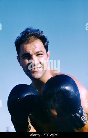 FERNDALE, NY – 8. AUGUST: Der US-amerikanische Boxer Rocky Marciano (1923–1969) posiert für ein Porträt während des Trainings im Grossinger's Resort am 8. August 1955 in Ferndale, New York. (Foto von Hy Peskin) *** örtliche Unterschrift *** Rocky Marciano Stockfoto