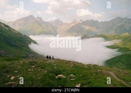 Zufluchtsort Pombie bei Menschen unter dem Midi d'Ossau. Pyrenäen-Nationalpark. Hochwertige Fotos Stockfoto