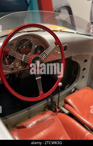 Porsche Oldtimer. Das Lenkrad des Autos. Stuttgart, 13. August 2023: Das Armaturenbrett eines Porsche-Autos. Stockfoto