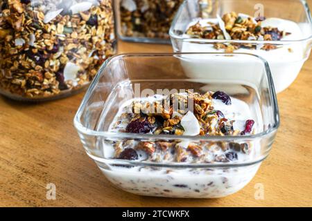 Müsli mit Milch und frischen Beeren in einer weißen Schüssel. Gesundes Frühstückskonzept Stockfoto