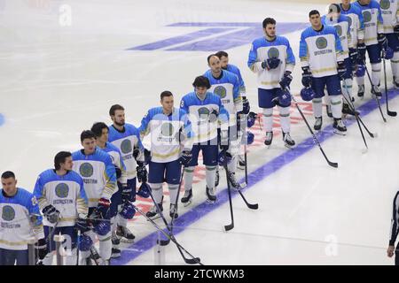 Sankt Petersburg, Russland. Dezember 2023. Kasachstans Nationalspieler der Eishockeymannschaft, die während des Channel One Cup (Eishockey) zwischen Weißrussland und Kasachstan im Eissportpalast in Aktion waren. Endpunktzahl: Weißrussland 6:2 Kasachstan. (Foto: Maksim Konstantinov/SOPA Images/SIPA USA) Credit: SIPA USA/Alamy Live News Stockfoto