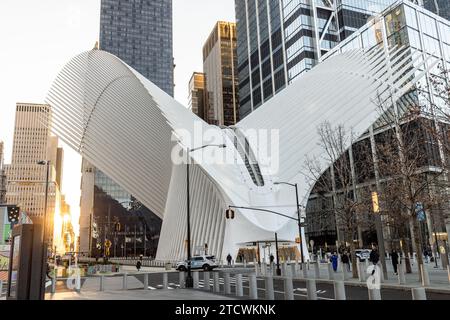 Das Oculus, auch bekannt als Westfield World Trade Center, ist ein Einkaufszentrum und Verkehrsknotenpunkt. Stockfoto