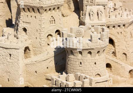 Nahaufnahme eines Komplexes und einer detaillierten Sandburg an einem Strand Stockfoto