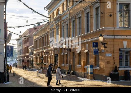 Blick auf die Katariinankatu-Straße an einem sonnigen Wintertag im Bezirk Kruununhaka in Helsinki, Finnland Stockfoto