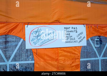 Handgeschriebenes Schild am orangefarbenen Zeltcafé am Helsinki Market Square, Finnland Stockfoto