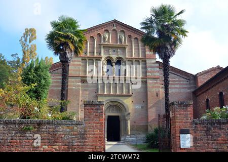 Albugnano, Piemont, Italien - 13.10.2019- die gotische und romanische Abtei von Vezzolano. Stockfoto