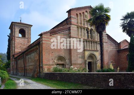 Albugnano, Piemont, Italien - 13.10.2019- die gotische und romanische Abtei von Vezzolano. Stockfoto