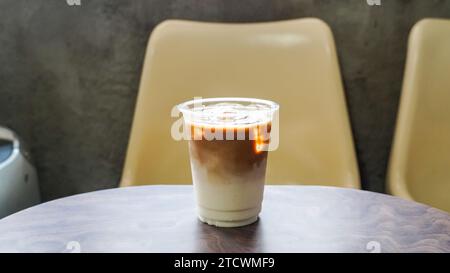 Eiskaffee mit Milch in großen Gläsern auf Holztischhintergrund. Konzept Für Erfrischendes Getränk. Ein Eiskaffee auf dem Tisch mit beigefarbenem Hintergrund. Stockfoto