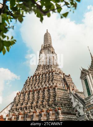 Wat Arun Stupa der Tempel der Morgenröte oder Wat Arun Ratchawararam Ratchawaramahawihan, das wunderschöne Wahrzeichen der antiken Architektur von Bangkok an der Seite des Chao Stockfoto