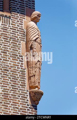 Statuen befinden sich am Eingang zum zentralen Innenhof des Cedar Court; das Wohnhaus aus Backstein und Stein ist Teil des Jackson Heights Historic District. Stockfoto