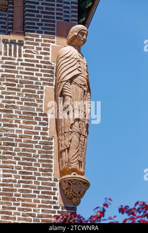 Statuen befinden sich am Eingang zum zentralen Innenhof des Cedar Court; das Wohnhaus aus Backstein und Stein ist Teil des Jackson Heights Historic District. Stockfoto