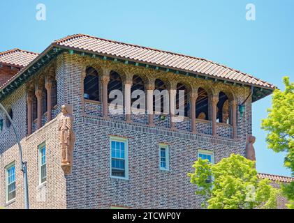 Statuen befinden sich am Eingang zum zentralen Innenhof des Cedar Court; das Wohnhaus aus Backstein und Stein ist Teil des Jackson Heights Historic District. Stockfoto