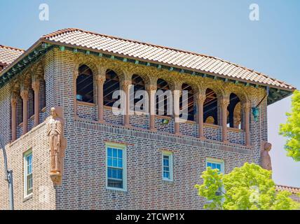 Statuen befinden sich am Eingang zum zentralen Innenhof des Cedar Court; das Wohnhaus aus Backstein und Stein ist Teil des Jackson Heights Historic District. Stockfoto