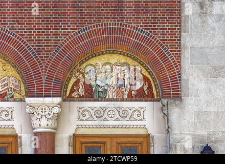 Mosaike und Buntglas unterstreichen die Fassade der 35th Avenue der St. Joan of Arc römisch-katholische Kirche, Teil des Jackson Heights Historic District. Stockfoto