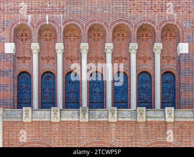 Mosaike und Buntglas unterstreichen die Fassade der 35th Avenue der St. Joan of Arc römisch-katholische Kirche, Teil des Jackson Heights Historic District. Stockfoto