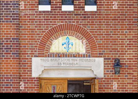 Mosaike und Buntglas unterstreichen die Fassade der 35th Avenue der St. Joan of Arc römisch-katholische Kirche, Teil des Jackson Heights Historic District. Stockfoto